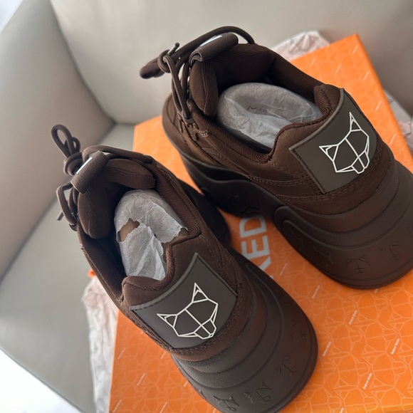 New sneakers Wolfe I bought them but the size didn't fit me. - Picture 4 of 10